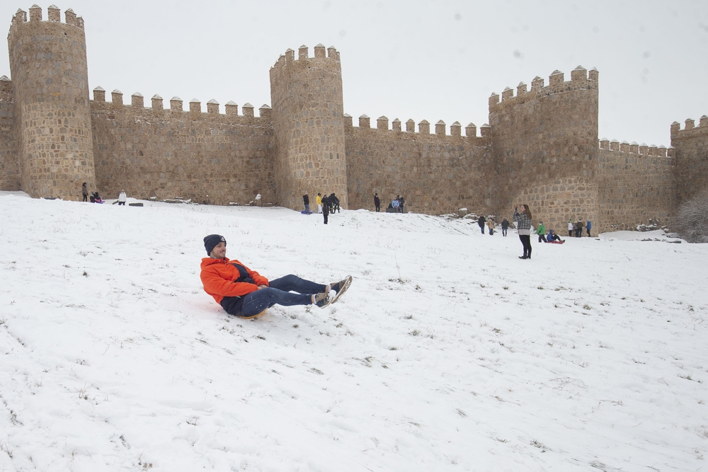 Nieve en Á?vila capital. Muralla de Á?vila.  / ISABEL GARCÍA