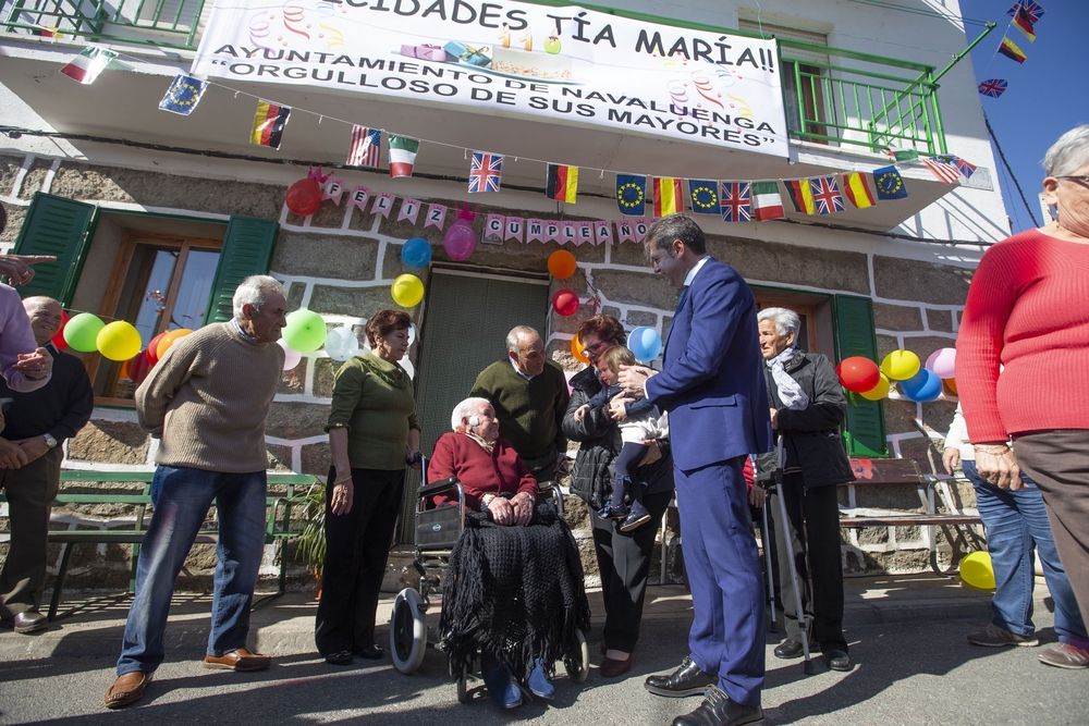 Homenaje a TÁ­a Maria Varas de Navaluenga por sus 110 años.  / ISABEL GARCÍA