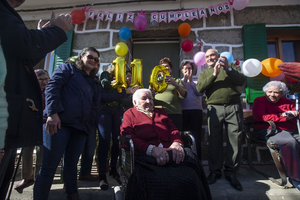 Homenaje a TÁ­a Maria Varas de Navaluenga por sus 110 años.  / ISABEL GARCÍA