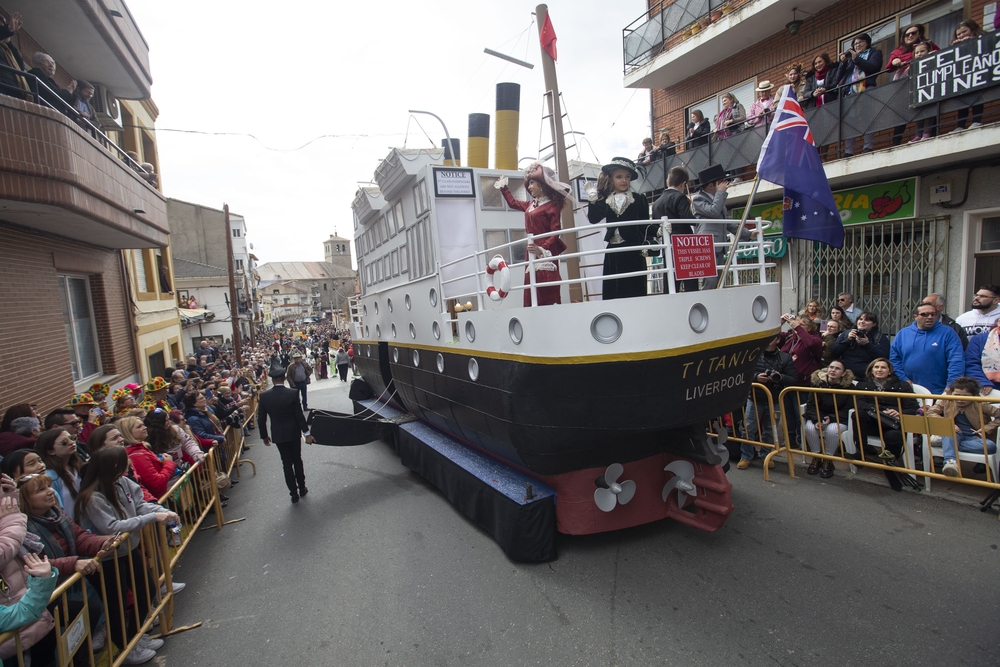 Desfile del Domingo de Piñata en el Carnaval de Cebreros Interprovincial.  / ISABEL GARCÍA