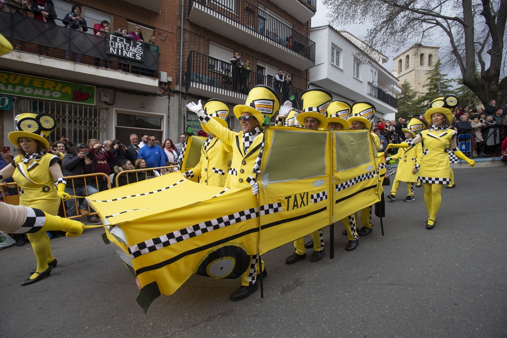 Desfile del Domingo de Piñata en el Carnaval de Cebreros Interprovincial.  / ISABEL GARCÍA