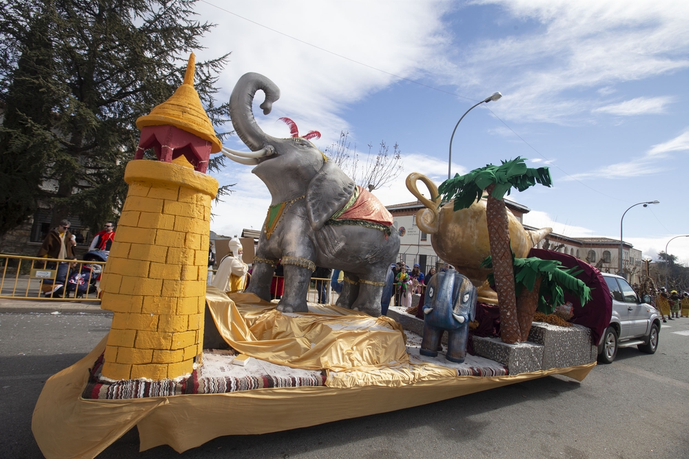 Desfile del Domingo de Piñata en el Carnaval de Cebreros Interprovincial.  / ISABEL GARCÍA