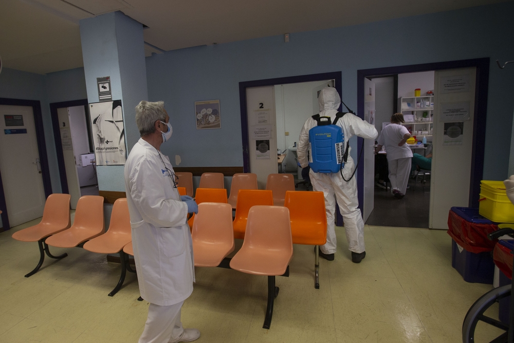 Medios de la Diputación desinfectan el Centro de Salud Á?vila Estación, coronavirus.  / ISABEL GARCÍA