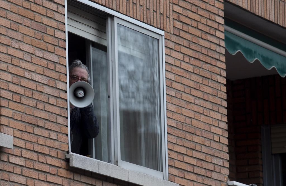 Puntuales a las ocho, los vecinos de la zona de San Roque salen a aplaudir junto a sus vecinos.  / DAVID CASTRO