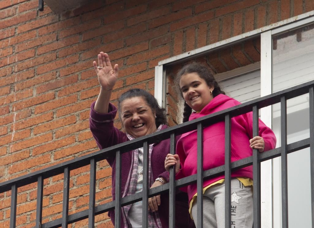 Puntuales a las ocho, los vecinos del barrio de Santiago salen a aplaudir junto a sus vecinos.  / DAVID CASTRO