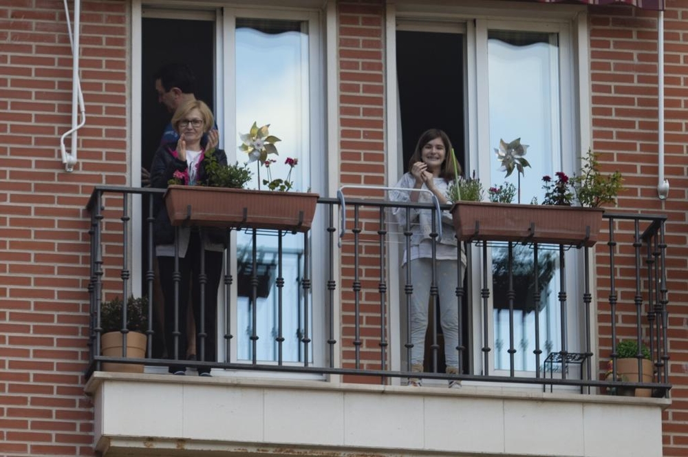 Puntuales a las ocho, los vecinos de la Avenida de Madrid salen a aplaudir junto a sus vecinos.  / DAVID CASTRO