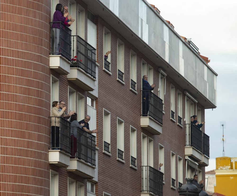 Puntuales a las ocho, los vecinos de la Avenida de Madrid salen a aplaudir junto a sus vecinos.  / DAVID CASTRO