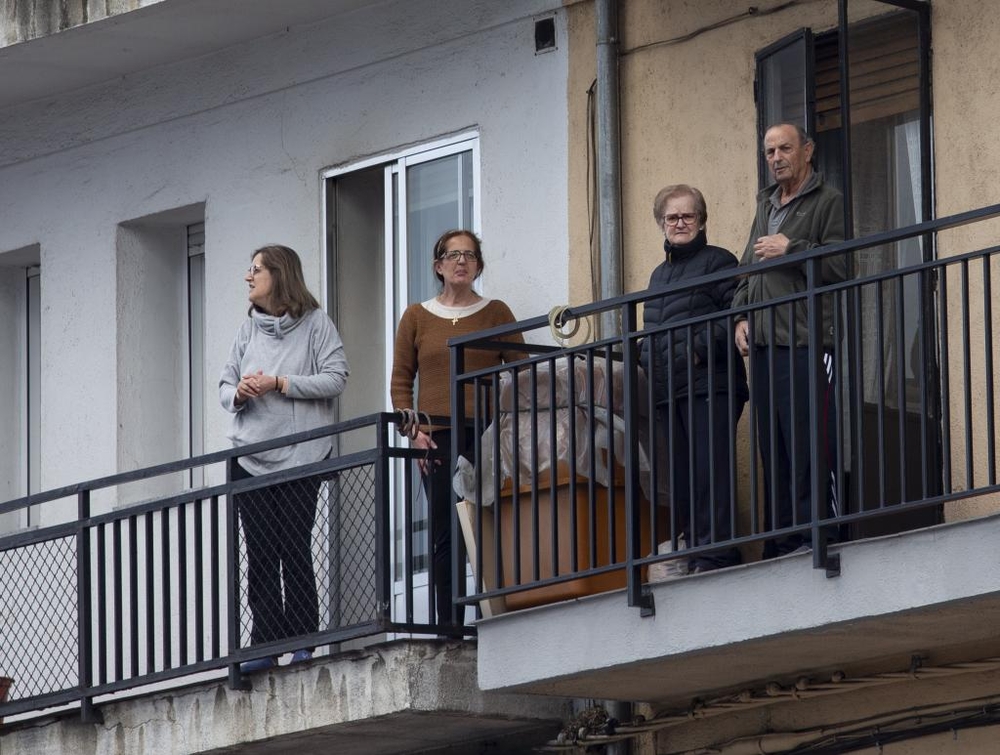 Puntuales a las ocho, los vecinos de la Avenida de Madrid salen a aplaudir junto a sus vecinos.  / DAVID CASTRO