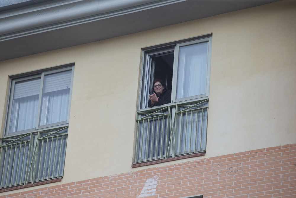 Aplausos en el el barrio del Valle Ambles.  / ISABEL GARCÍA