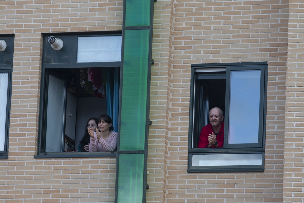 Aplausos en el el barrio del Valle Ambles.  / ISABEL GARCÍA