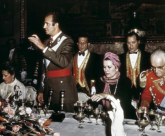 Don Juan Carlos hace un brindis junto a la princesa Gracia de Mónaco, en la cena de gala en honor a su designación como Soberano.