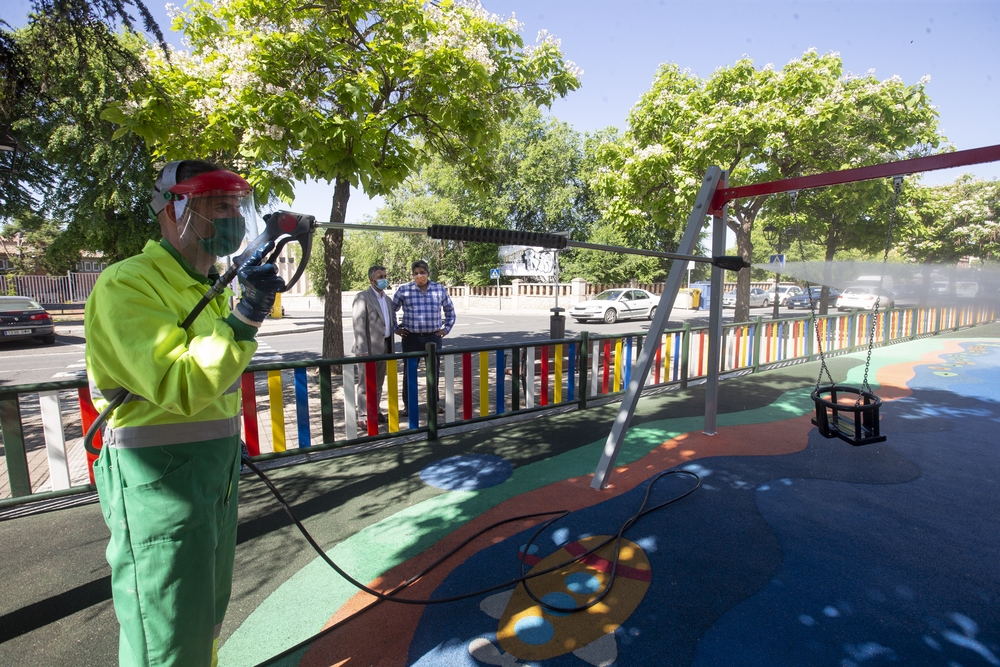 Los parques infantiles y de mayores de Ávila se someterán desde este viernes hasta el domingo a su puesta a punto para reabrirse al público el lunes.  / DAVID CASTRO