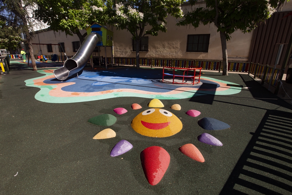 Los parques infantiles y de mayores de Ávila se someterán desde este viernes hasta el domingo a su puesta a punto para reabrirse al público el lunes.  / DAVID CASTRO