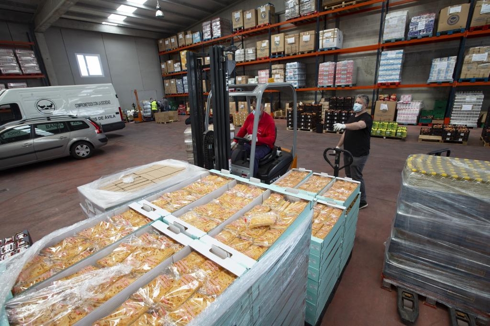 El Banco de Alimento de Ávila atiende a más de 1200 familias cada semana.  / DAVID CASTRO