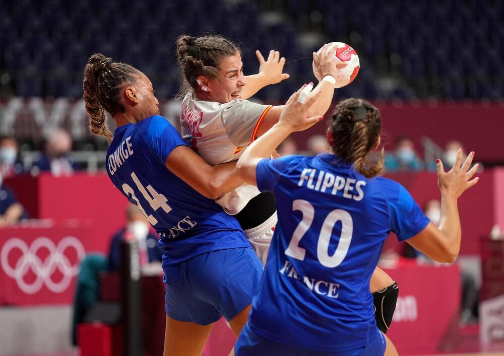 La selección española femenina de balonmano jugando contra Francia 