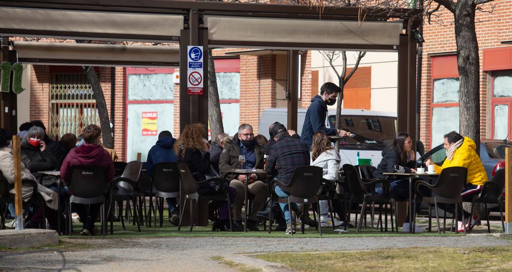 Apenas treinta bares mantienen abiertas las terrazas en Ávila, la mayoría solo por la mañana.  / DAVID CASTRO