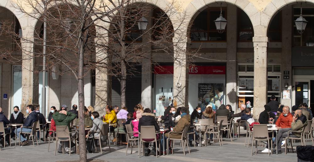 Apenas treinta bares mantienen abiertas las terrazas en Ávila, la mayoría solo por la mañana.  / DAVID CASTRO