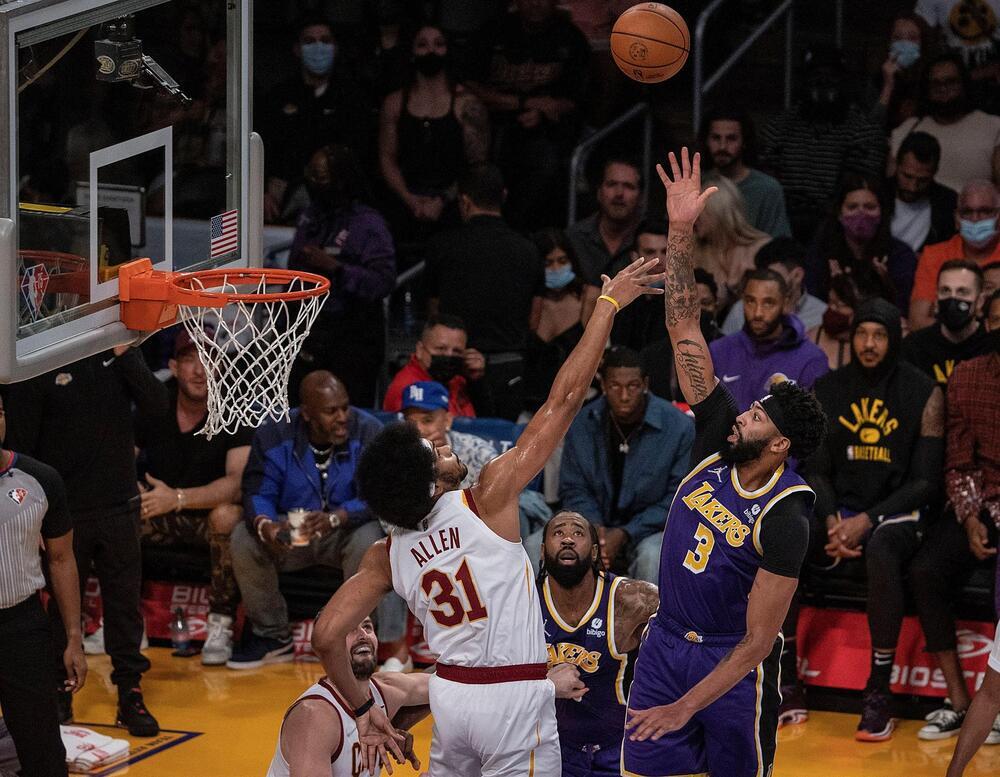 LeBron James y Anthony rescatan a los Lakers 