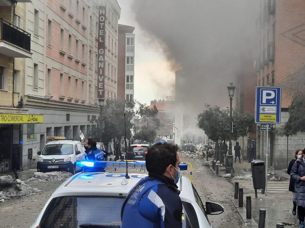 Sucesos.- Explota parte de un edificio en la calle Toledo de Madrid, a la altura de una residencia de ancianos  / EUROPA PRESS
