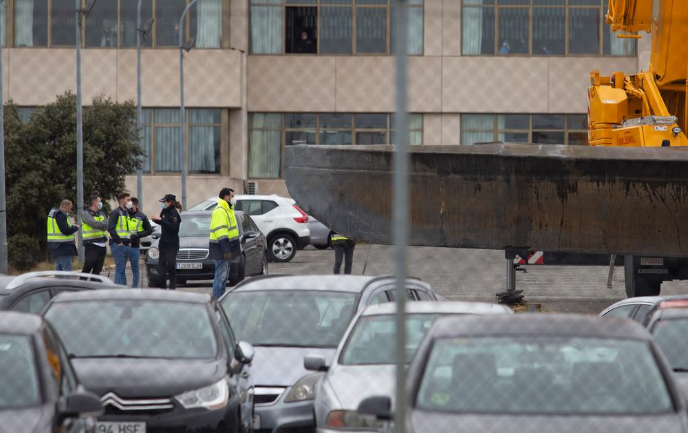 Un narco submarino para la Escuela de Policía. Esta tarde llegaba en un transporte especial esta embarcación incautada en una operación antidroga en la ría gallega de Aldán. La explanada principal de la Escuela es su destino.  / DAVID CASTRO