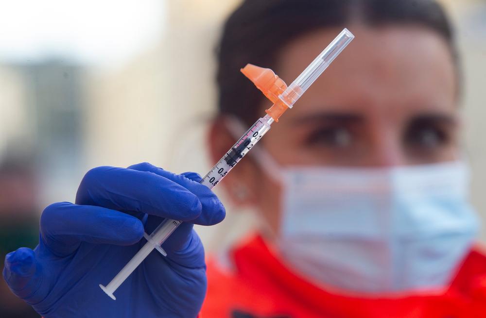 Sanidad planea la vacunación de mayores de 80 años a principios de Marzo.  / DAVID CASTRO