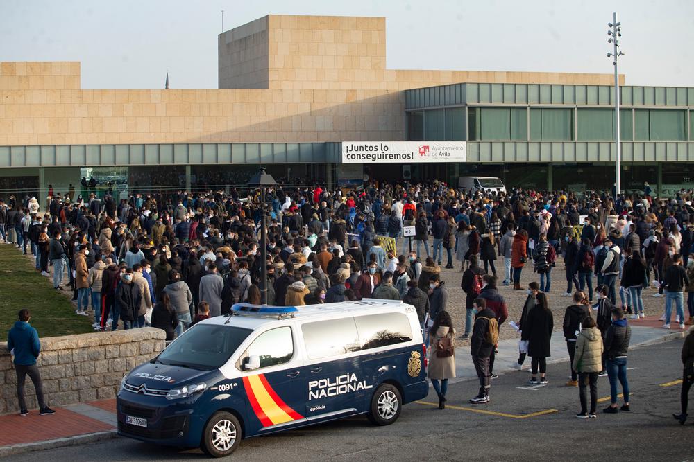 Casi 1.000 aspirantes a policía se examinan en Ávila.  / DAVID CASTRO