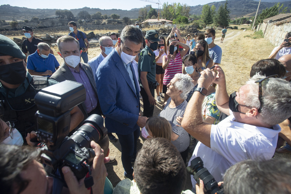 El Presidente del Gobierno visitó zonas afectadas por el incendio.  / DAVID CASTRO