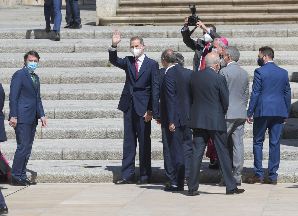 El rey Felipe VI saluda a las personas que lo esperaban a las puertas de la catedral.