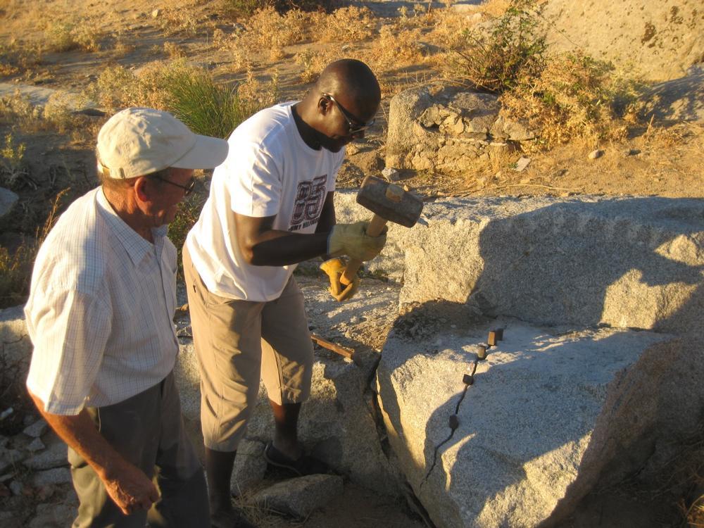 Benito Aldea formando a un sacerdote camerunés en el arte de la piedra