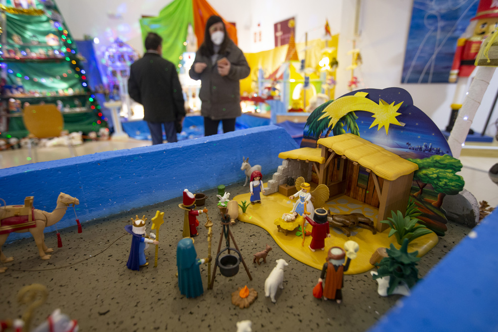 Tradicional visita familiar a los Belenes en Navidad.  / DAVID CASTRO