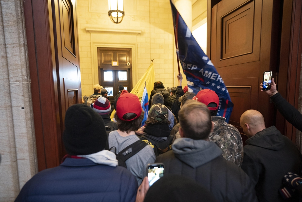 Protestors enter US Capitol  / JIM LO SCALZO