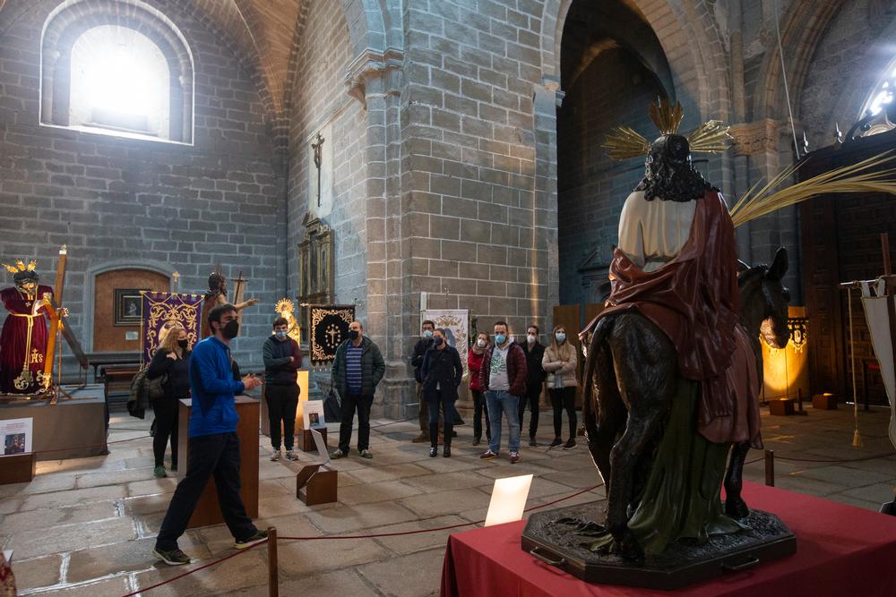 Muestra de veneración de Semana Santa en la Catedral.  / ISABEL GARCÍA