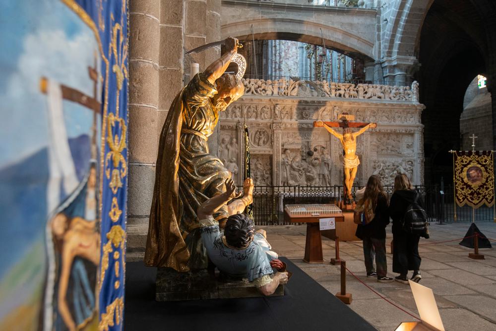 Muestra de veneración de Semana Santa en la Catedral.  / ISABEL GARCÍA