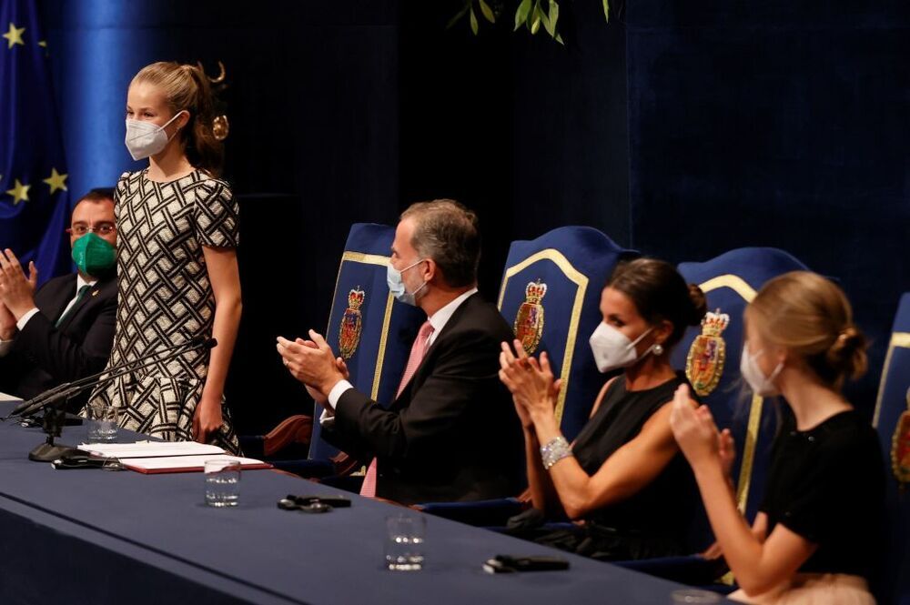 La Princesa Leonor (2-i) durante la ceremonia de entrega de los Premios Princesa de Asturias, celebrada este viernes en el Teatro Campoamor de Oviedo.