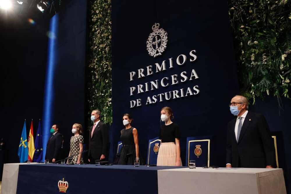 Los Reyes, la Princesa Leonor y la Infanta Sofí­a durante la entrega de los premios Princesa de Asturias