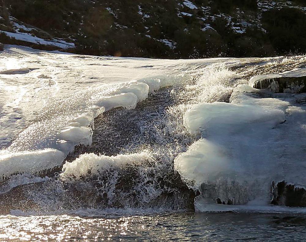 Tobogán de agua y hielo en la garganta de Valdeascas