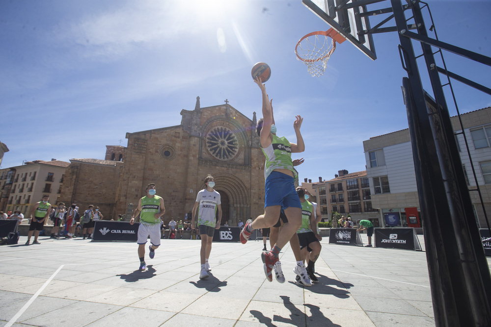 Baloncesto 3x3 Street Basket Tour de Castilla y León, plaza de Santa Teresa.  / ISABEL GARCÍA