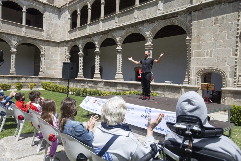 Festival de magia Á?vila Mágica 2021, magia de calle claustro de Santo Tomás.  / ISABEL GARCÍA