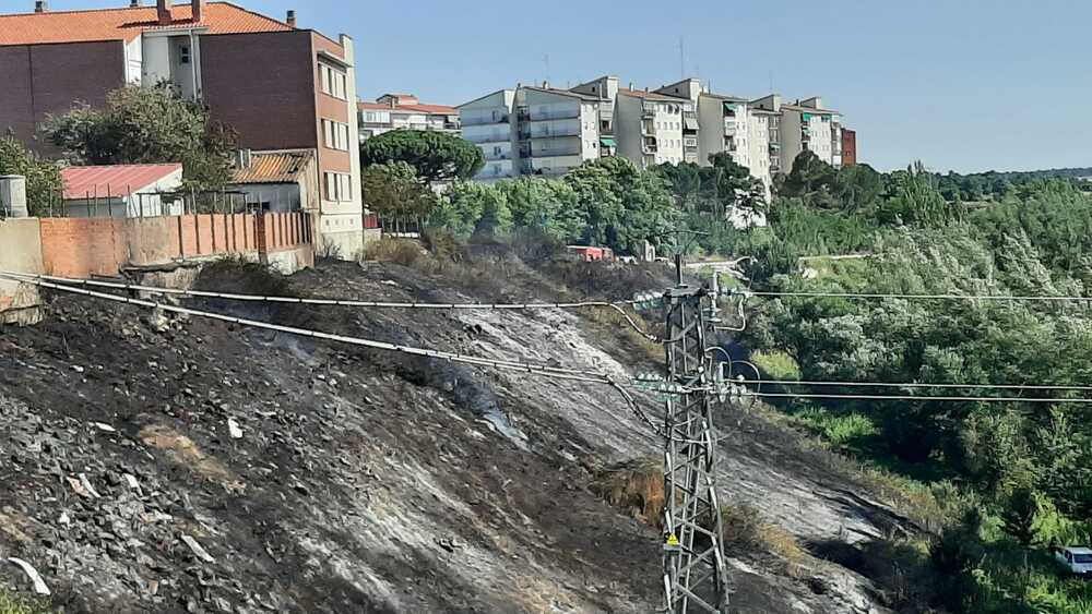 Incendio de interfaz urbana en Arévalo