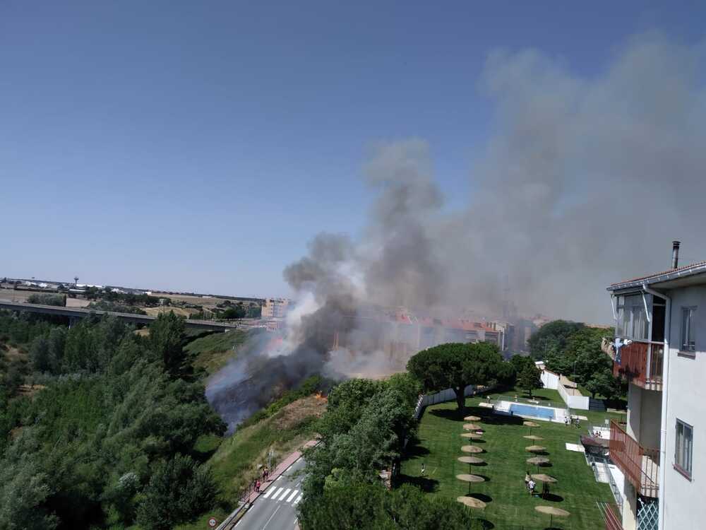 Incendio de interfaz urbana en Arévalo