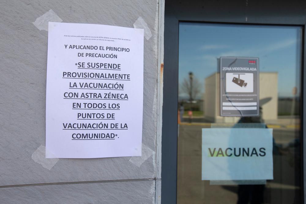 Suspendida la vacunación de AstraZeneca en el Hospital Provincial.  / DAVID CASTRO