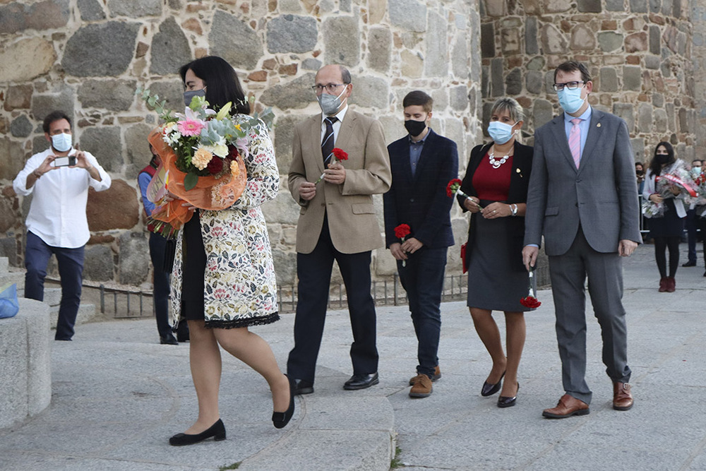 Ofrenda floral de La Santa.  / ISABEL GARCÍA