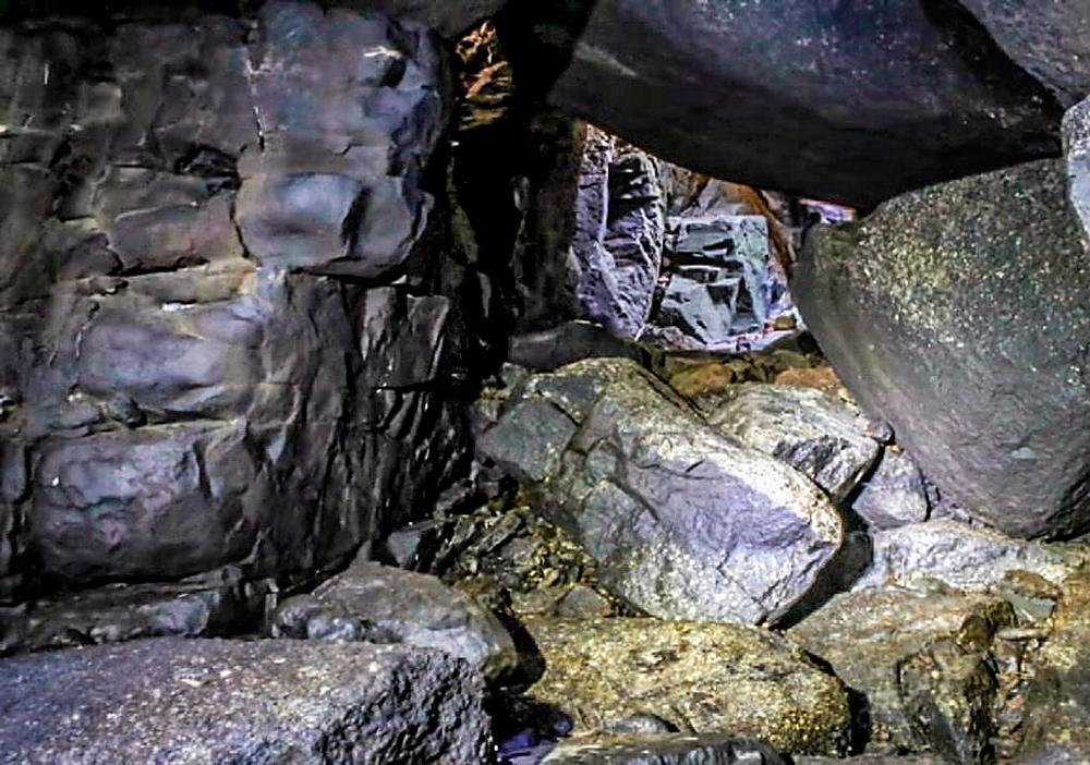 Interior de las cuevas de Zurraquín, iluminadas con focos debido a su oscuridad.