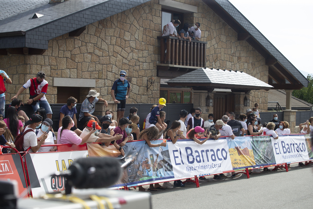 La Vuelta rinde homenaje a Víctor Sastre y a El Barraco  / DAVID CASTRO