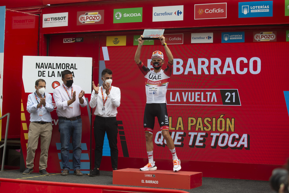 La Vuelta rinde homenaje a Víctor Sastre y a El Barraco  / DAVID CASTRO