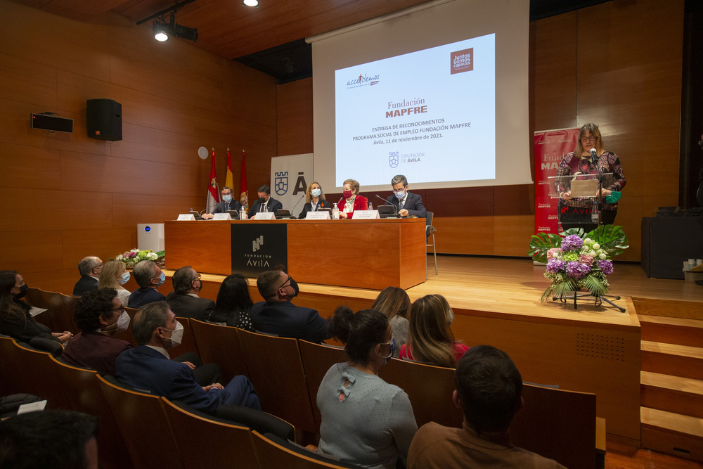 Acto de reconocimientos del Programa Social de Empleo de la Fundación MAPFRE con la presencia de la SAR Infanta Doña Elena de Borbón.  / ISABEL GARCÍA