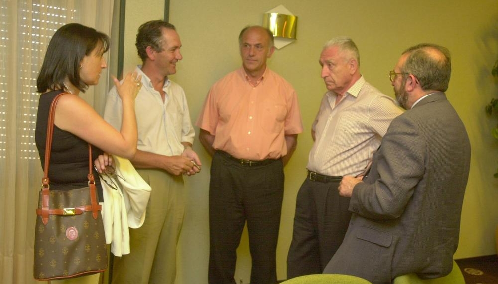 Vicente Bosque Hita (segundo por la derecha), en una noche electoral (año 2000) junto a otros dirigentes del Partido Popular.
