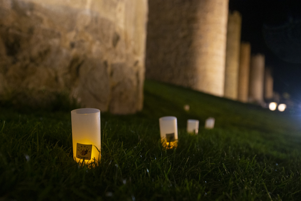 Iluminación de la muralla con velas por parte de Afavila, Asociación de Familiares de Alzheimer de Á?vila.  / ISABEL GARCÍA