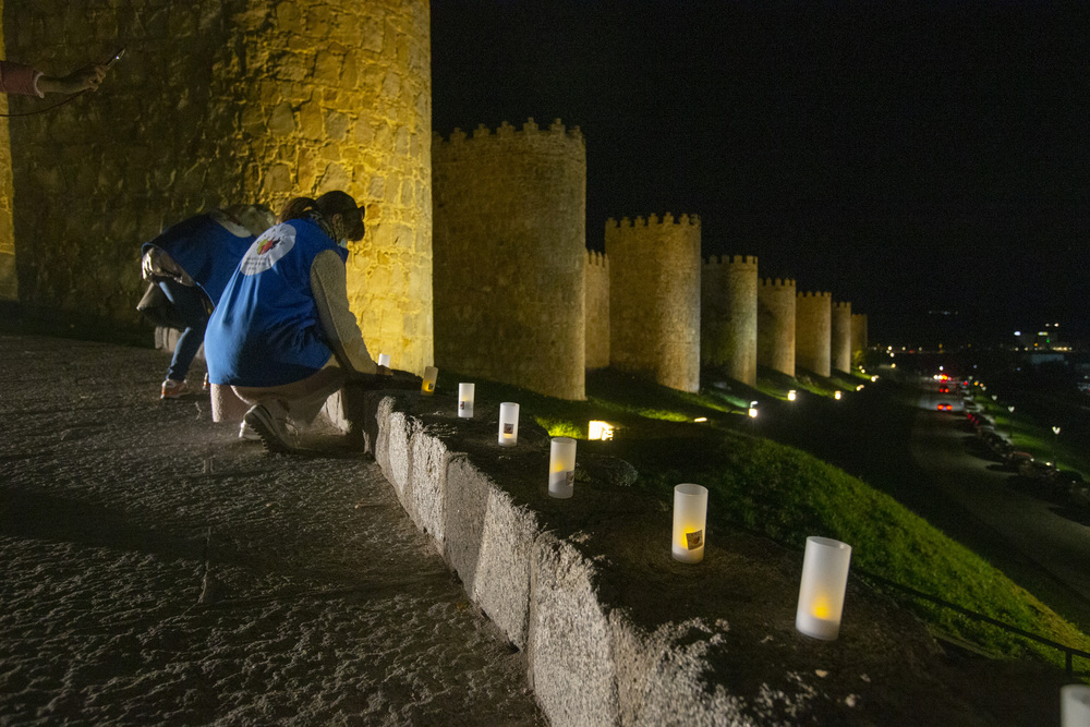 Iluminación de la muralla con velas por parte de Afavila, Asociación de Familiares de Alzheimer de Á?vila.  / ISABEL GARCÍA