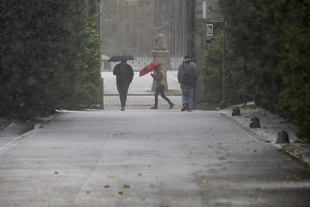 Breve pero intensa ventisca de nieve y granizo sobre la capital.  / DAVID CASTRO